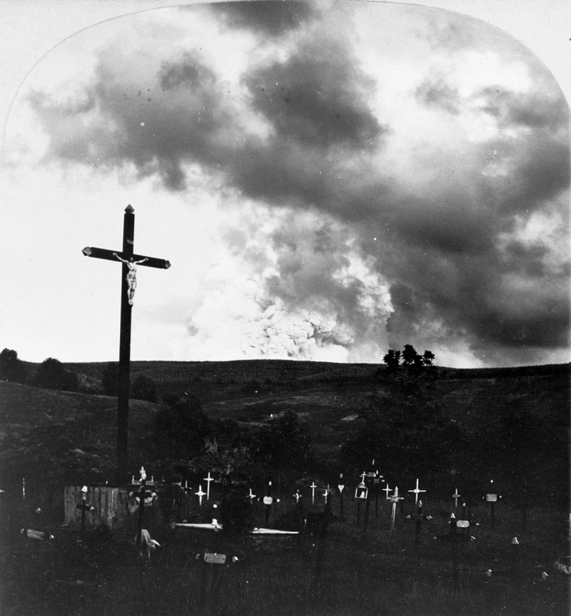 La nube de cenizas se cierne sobre el cementerio. Wikimedia Commons